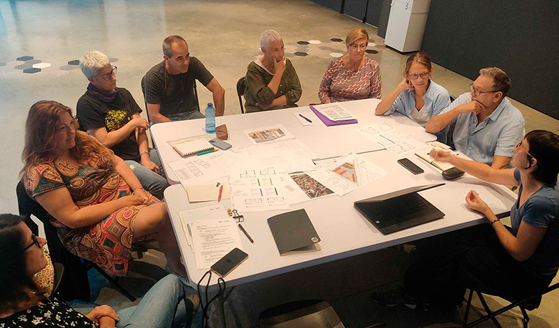 Reunió dels socis i sòcies del projecte, el passat mes d'octubre, a les Galeries Carme. (Foto: Sostre Cívic).