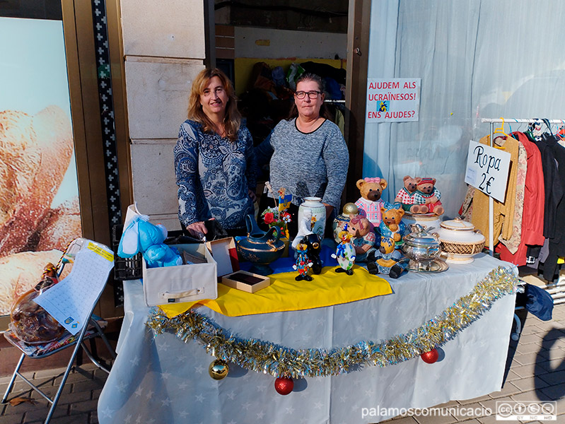 Dues de les voluntàries a la parada instal·lada davant del Mercat Municipal, aquest passat dilluns.