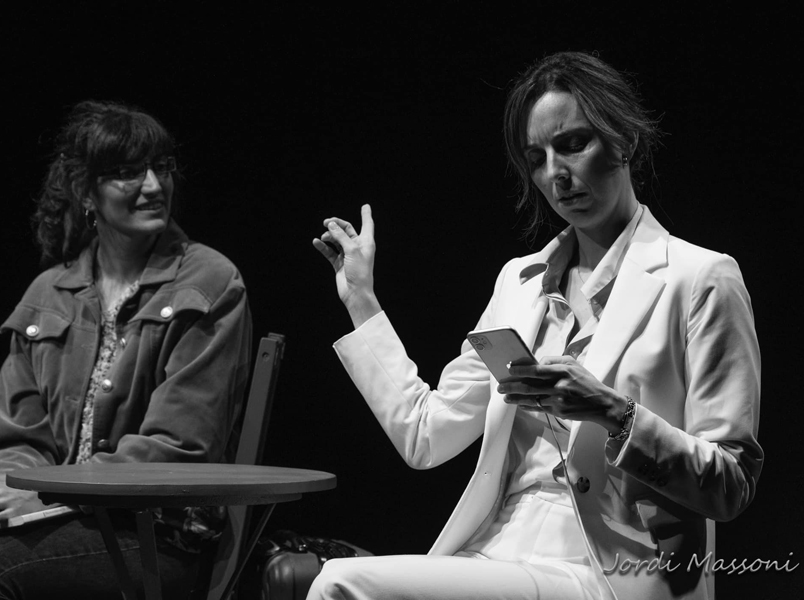 Les actrius Núria Lisbona i Anna Ferrer durant una representació de l'obra. (Foto: Jordi Massoni).