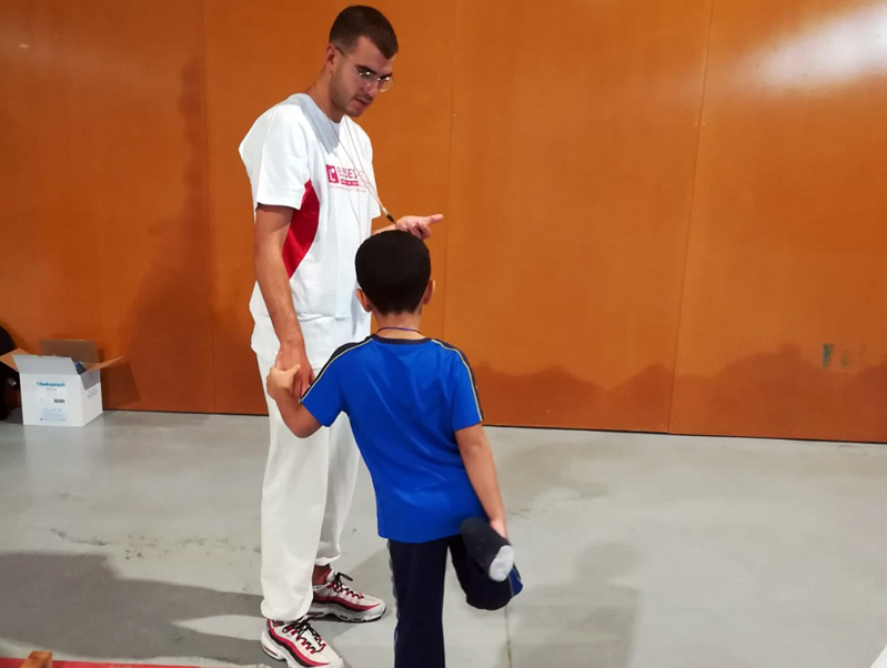 Sessió de treball neuromuscular en una escola de Palamós. (Foto: Ajuntament de Palamós).