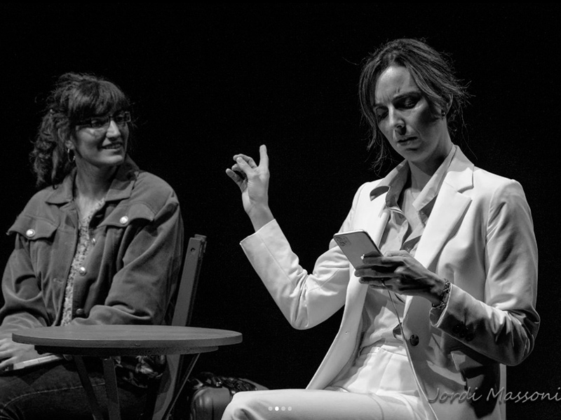 Núria Lisbona i Anna Ferrer, dues de les protagonistes de l'obra 'Últim avís'. (Foto: Jordi Massoni).