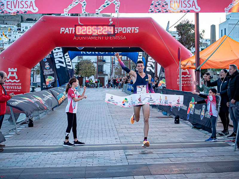 L'atleta Adel Mechaal en el moment de guanyar la prova dels 10 quilòmetres d'Eivissa, aquest passat dissabte.