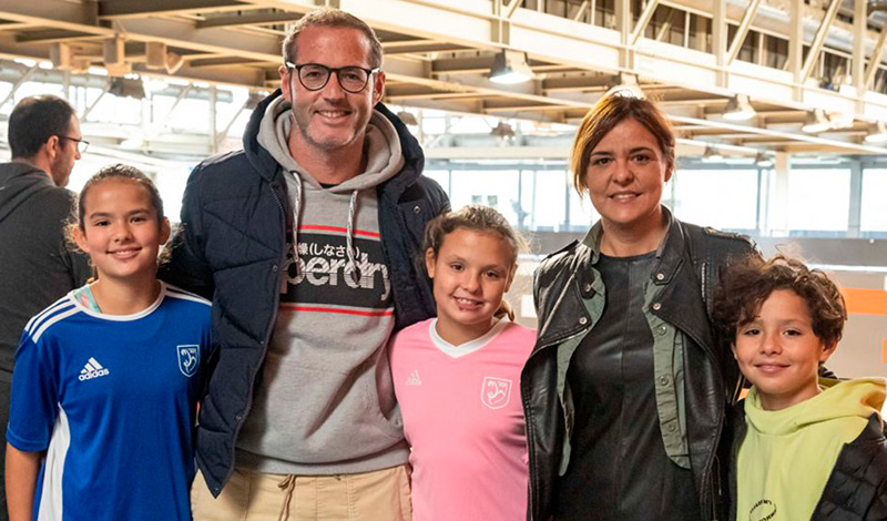 La família Corbacho Chica, amb la Cloe, la Daniela i l'Aran, tres germans trigènims apassionats pel futbol Sala. (Foto: fcf.cat).