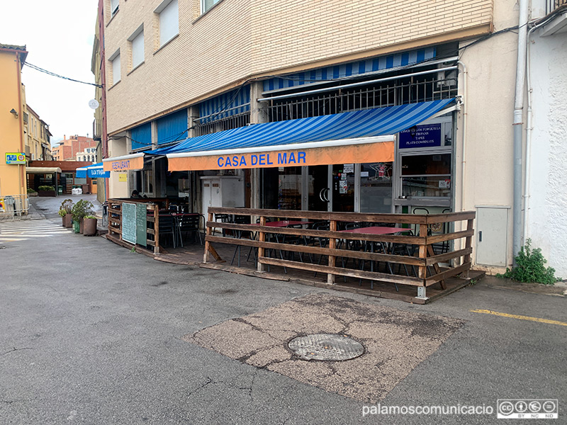 El bar de la Casa del Mar, a la Plaça de la Catifa de Palamós.