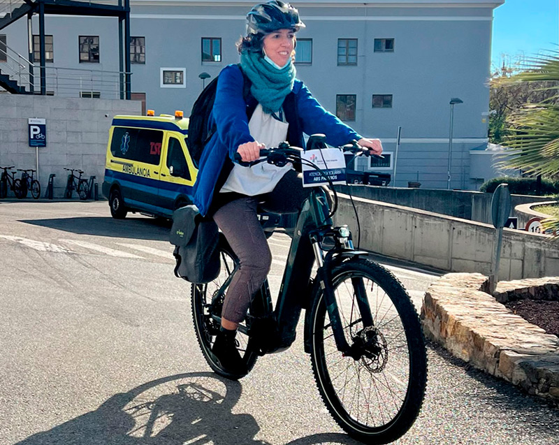 Durant 2 setmanes, el personal sanitari ha realitzat part de la seva atenció domiciliària amb una ebike. (Foto: SSIBE).