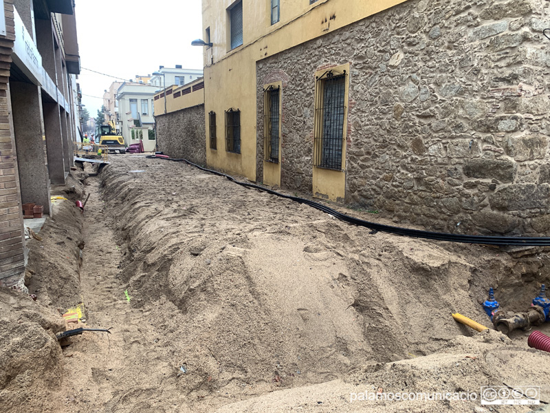 Estat del carrer de la Mercè aquest matí, amb el col·lector ja ubicat.