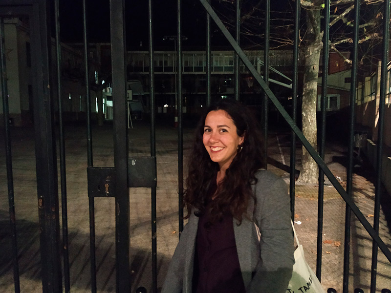 La Marta Bellvehí davant del Col·legi La Salle de Palamós on hi va estudiar de petita.