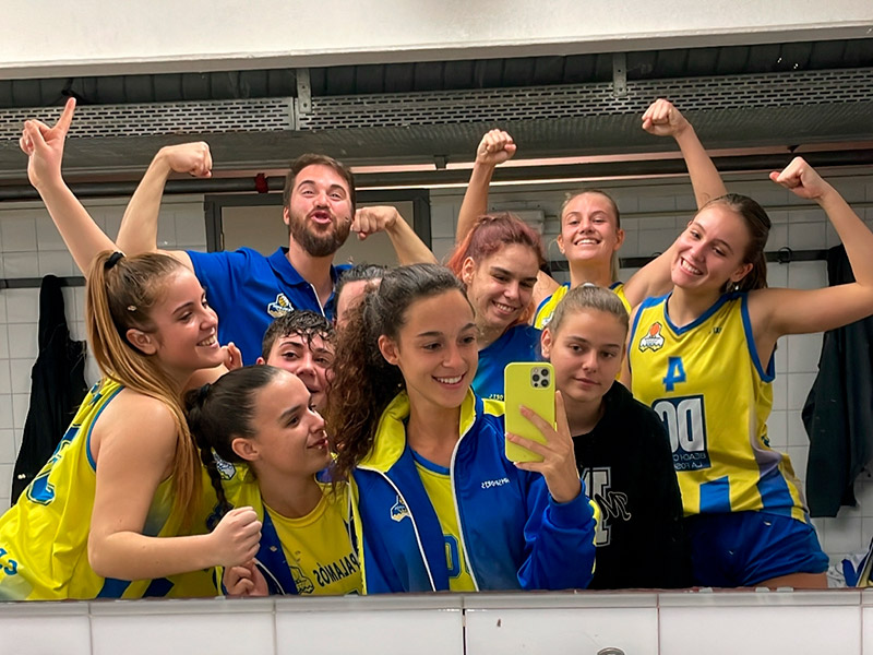 Les jugadores del sènior femení del Club Esportiu Palamós celebrant ahir la primera victòria de la temporada. (Foto: CE Palamós).