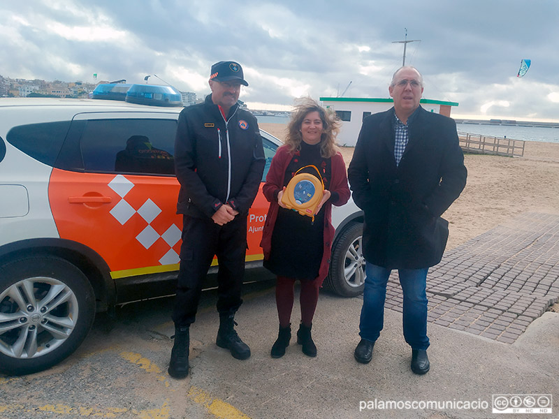 Maria Puig, vicepresidenta de la Diputació de Girona i regidora de l'Ajuntament de Palamós, fa entrega del desfibril·lador.
