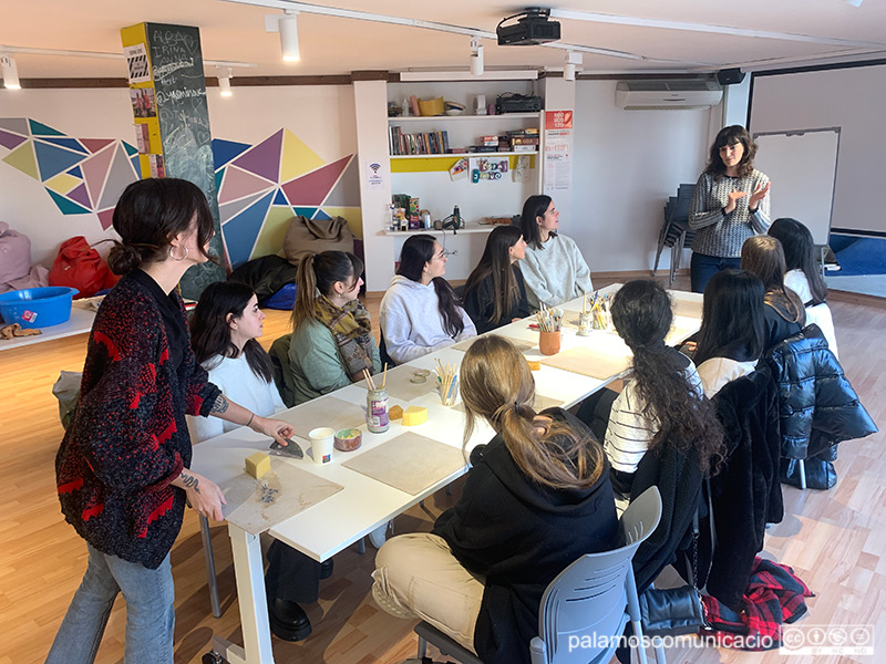 Taller de ceràmica avui a l'Espai Jove de Palamós a càrrec de Sandra Maruny, de Mucha Cara Studio.