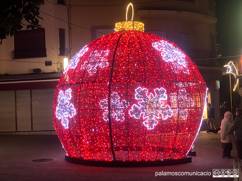 La bola de Nadal està situada a la Plaça dels Arbres.