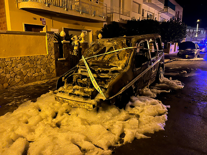 El foc va afectar una furgoneta i un cotxe al carrer Ter, al barri de Pla d'Es Pla. (Foto: Policia Local de Palamós).