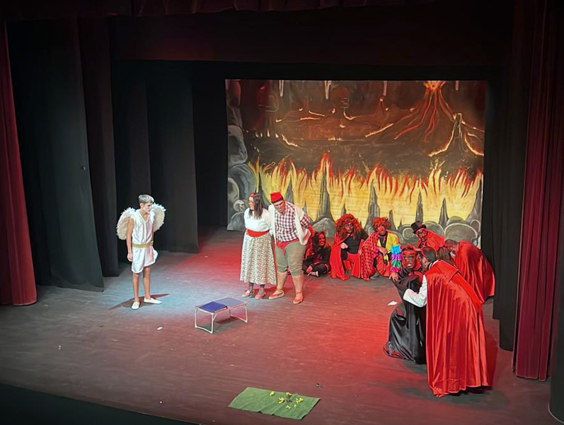 Una escena de l'estrena dels Pastorets dels Showboys, ahir a la Gorga. (Foto: La Trini).