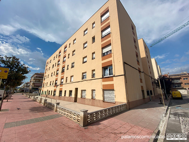 Un dels blocs de les vivendes San Martín de l'avinguda de Catalunya.