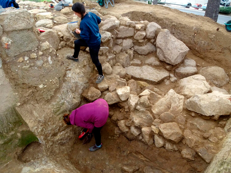 Arqueòlegs excavant a l'antiga cisterna anterior a la construcció de la vil·la romana. (Foto: Ajuntament de Calonge i Sant Antoni).