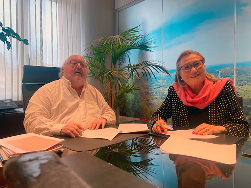 L'alcalde de Calonge i Sant Antoni, Jordi Soler, amb la presidenta de la Fundació Jordi Comas, Carme Hospital.