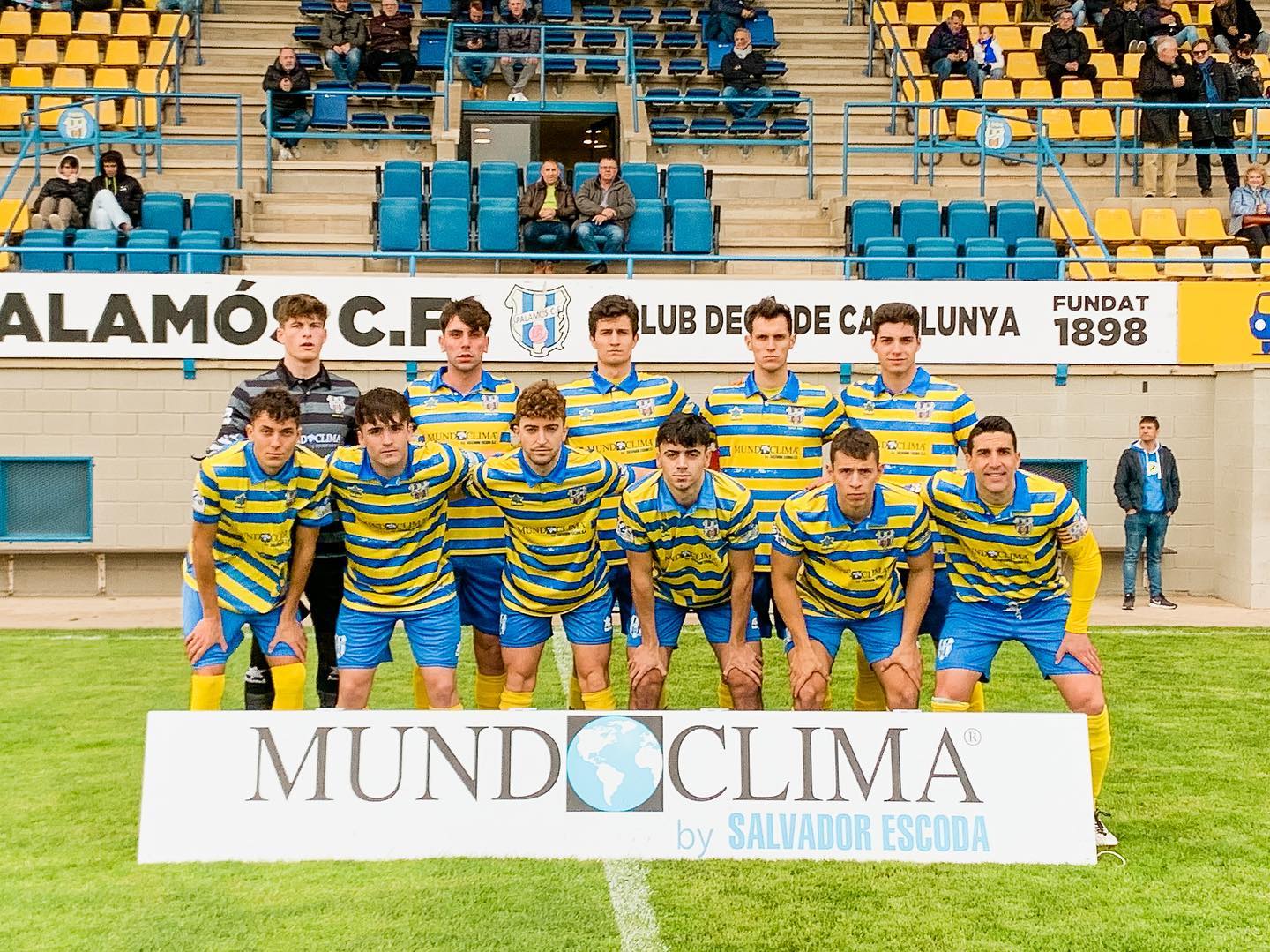L'onze inicial del Palamós CF davant el Vic. (Foto: Palamós CF)