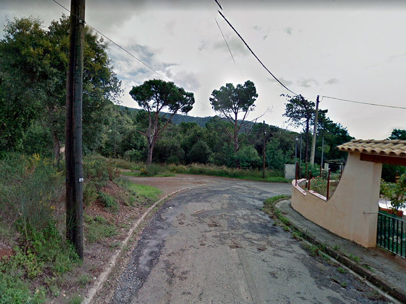 L'acusat va deixar el cos sense vida d'un home en un marge de l'Avinguda de la Manxa de l'Urbanització Mas Pere de Calonge. (Foto: Google Maps).