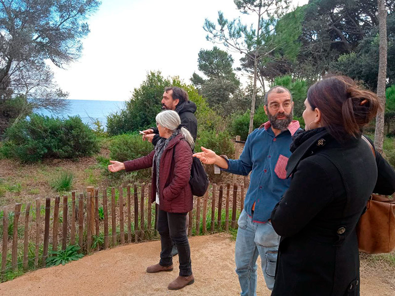 Els diputats Dani Cornellà i Marta Guillaumes, acompanyats de la regidora Roser Huete i el candidat, Alexan Weltz, en una visita a la Pineda d'en Gori