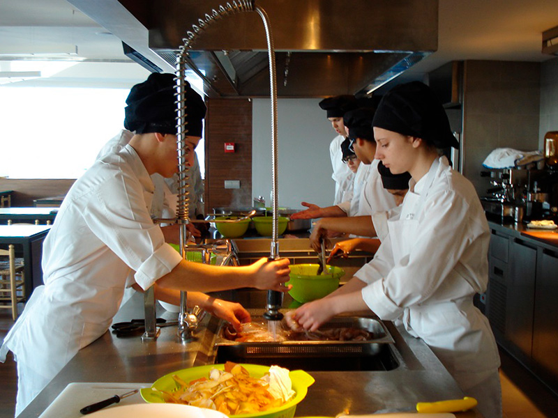 Joves en el curs d'especialista en peix d'una edició passada. (Foto: Ajuntament de Palamós).