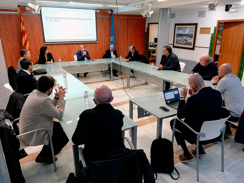 Reunió dels alcaldes del Baix Empordà amb responsables d'Endesa, aquest matí a Palamós. (Foto: Ajuntament de Palamós).
