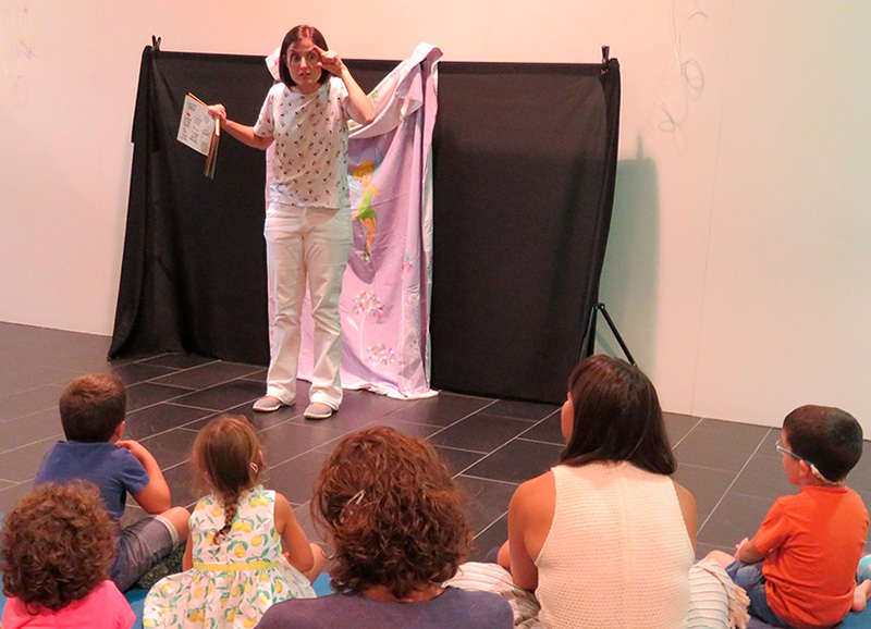 Imatge d'arxiu de Biblionadons amb Olga Cercós a la biblioteca. (Foto: Biblioteca Lluís Barceló i Bou).