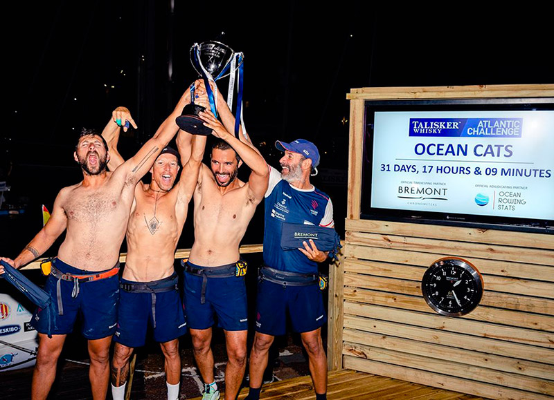 L'equip d'OceanCats, exultants a la seva arribada a Antigua. (Foto: OceanCats).