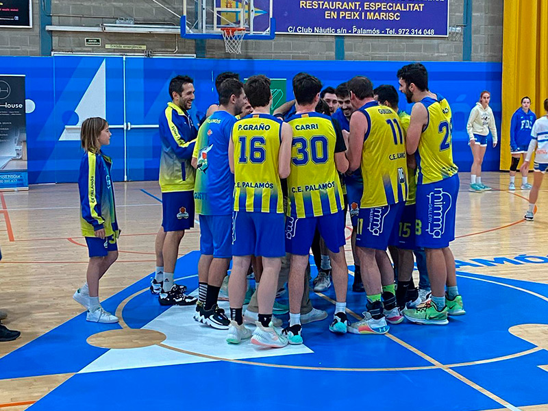 El sènior masculí del Club Esportiu Palamós celebra la victòria d'aquest passat dissabte a casa. (Foto: CE Palamós).
