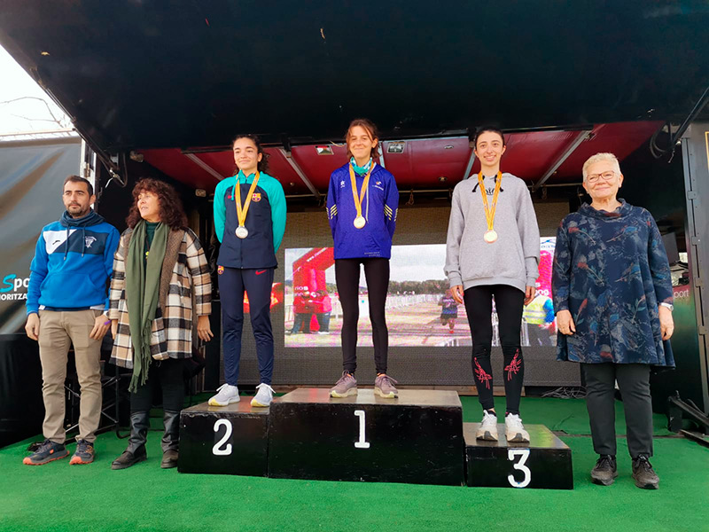 Blanca Batlle, al centre, campiona de Catalunya de Cros en categoria Sub20. (Foto: AA Palamós).