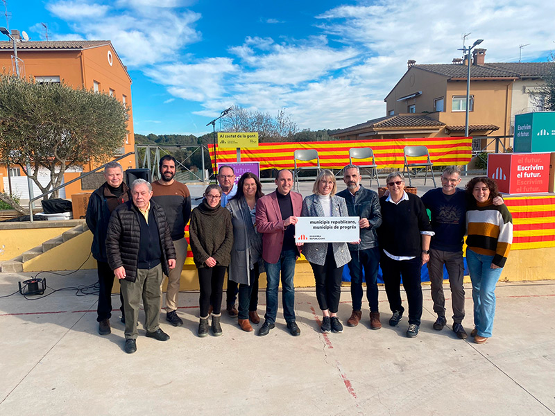 Margarita Garcia. al centre de la imatge, entre el diputat al Congrés, Joan Margall i l'alcalde de Palamós, Lluís Puig. (Foto: ERC).