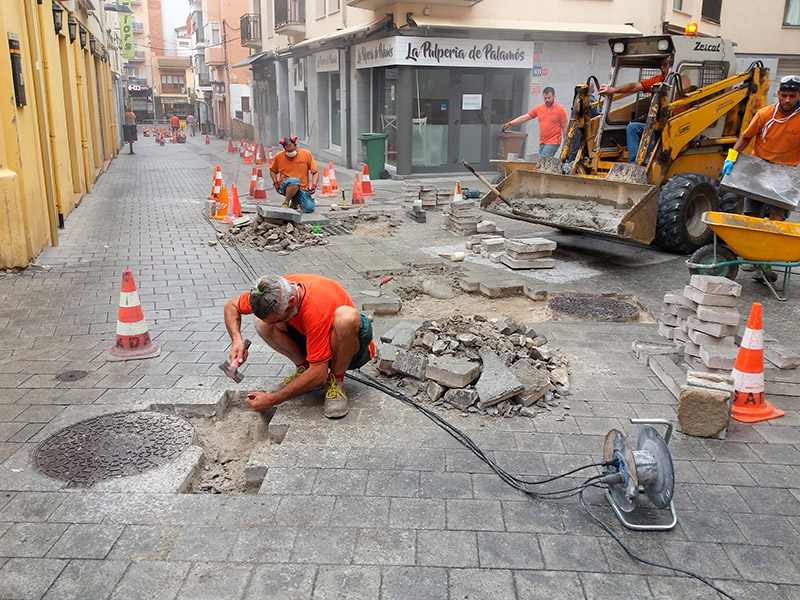 Imatge d'arxiu de la Brigada Municipal de Palamós arranjant panots dels carrers de la Roda i Nou. (Foto: Ajuntament de Palamós).
