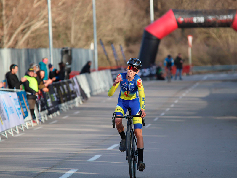Martí Martínez celebra la tercera plaça en el Campionat d'Espanya de ciclocròs d'aquest passat cap de setmana a Vic.
