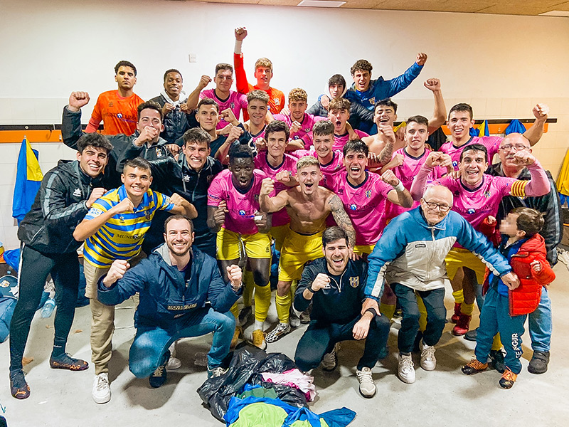 Els jugadors del Palamós celebren la victòria al camp del Lloret la passada jornada. (Foto: Palamós CF).