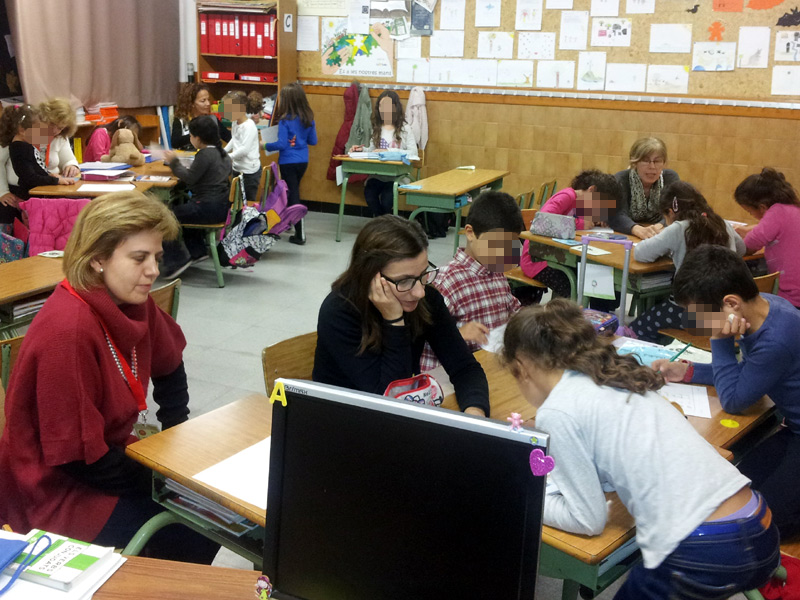 Imatge d'arxiu d'un grup de voluntaris educatius en un centre escolar de Palamós. (Foto: Ajuntament de Palamós).