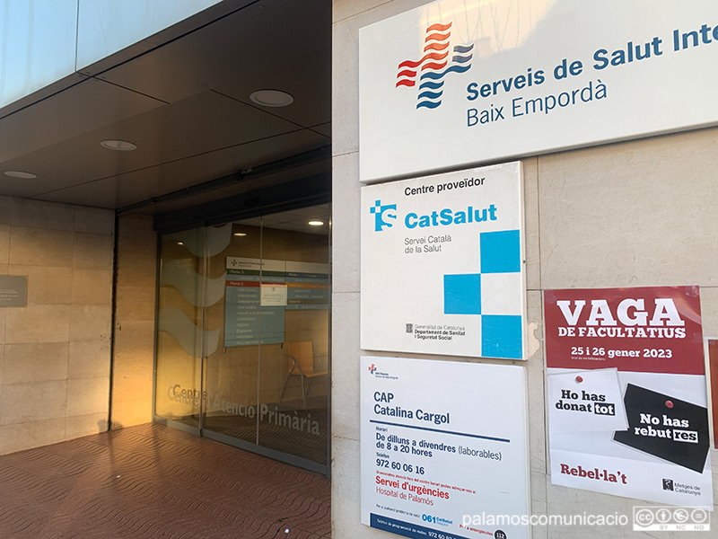 Un cartell informa al CAP de Palamós de la vaga de metges de demà i dijous.