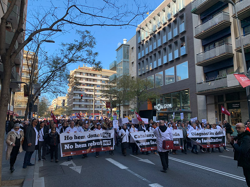 Els convocants calculen en 8.000 persones les que s'han manifestat aquest matí a Barcelona. (Foto: Metges de Catalunya).