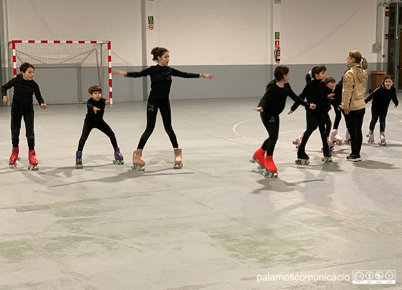 Patinadores del Patinatge Club Palamós entrenant ahir al vespre a la Nau dels 50 metres.