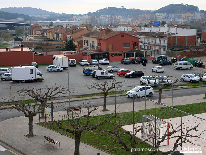 Es tracta del solar situat entre el carrer de Gaspar Matas, la prolongació del de Zoilo Costart, i la riera de Bell-lloc.