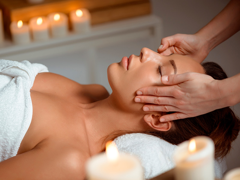 Una sessió de facioteràpia o reflexoteràpia facial. (Foto: freepik.es).