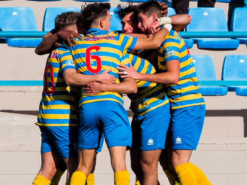 Els jugadors del Palamós celebren un dels gols en el darrer partit disputat. (Foto: Palamós CF).