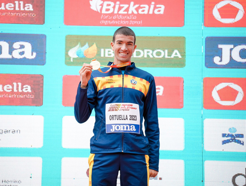 Mechaal, amb la medalla d'or. (Foto: Twitter Adel Mechaal).