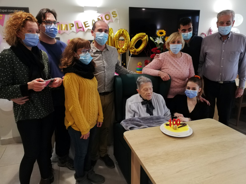 Victòria Dispès, acompanyada de la seva família i de l'alcalde, durant l'acte de celebració del seu aniversari. (Foto: Ajuntament de Palamós).