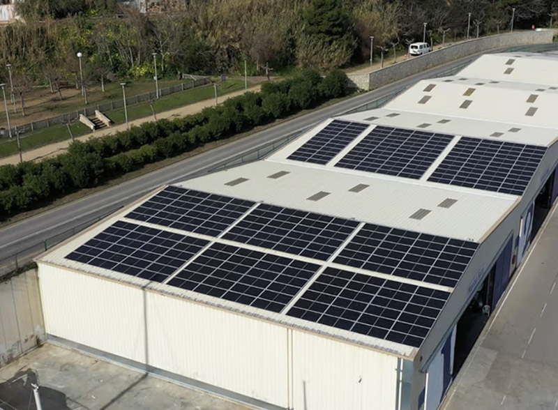 El Port Marina disposa de plaques fotovoltàiques que els hi generen més del 50% del consum d'energia. (Foto: Audit Energia).