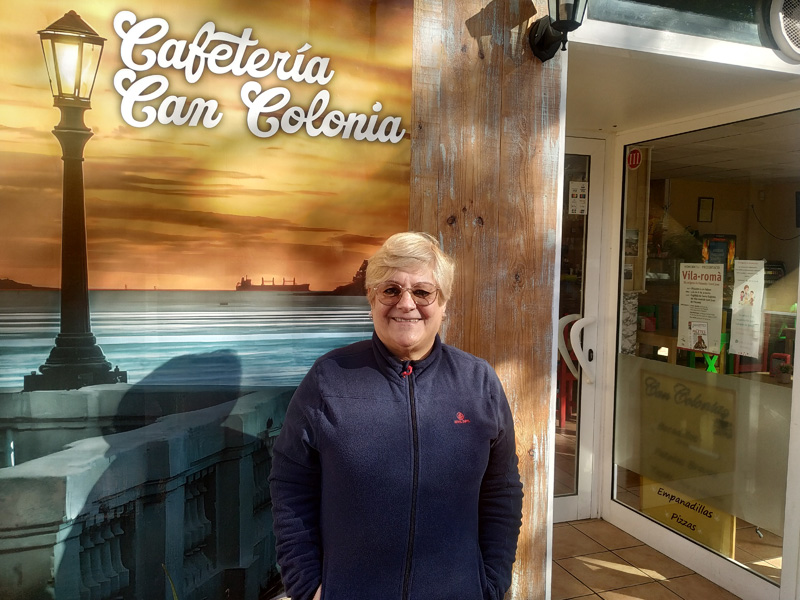 La Lucía Barcelona, davant la seva cafeteria, Can Colonia.