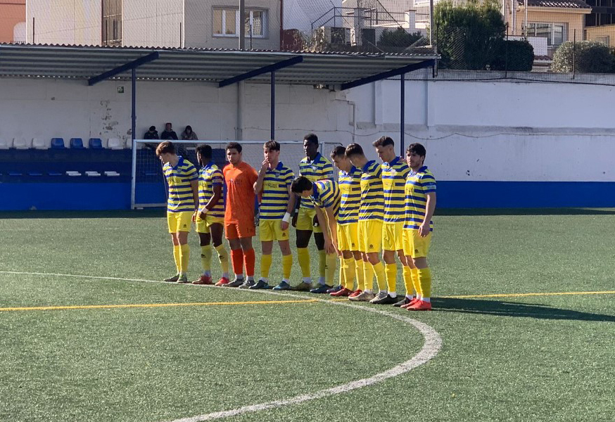 L'onze inicial del Palamós CF davant el Granollers, en el minut de silencia abans d'iniciar el partit. (Foto: Palamós CF)