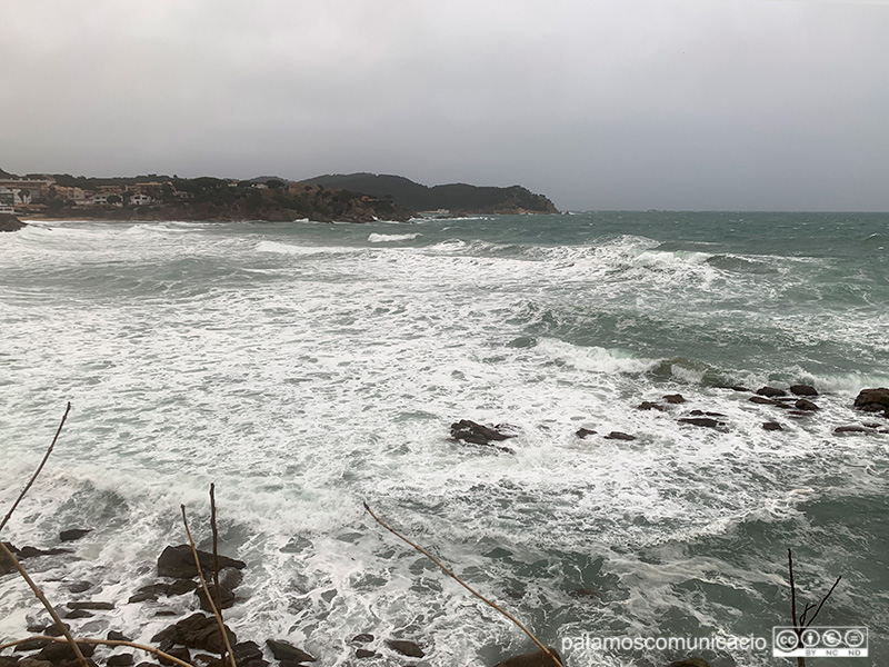 Fort onatge a la platja de La Fosca, aquest matí.