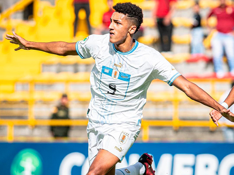 Álvaro Rodríguez celebra un dels dos gols marcats dilluns a la selecció de Venezuela. (Foto: Selección Uruguaya).