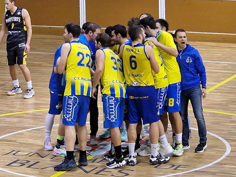 Els jugadors del CE Palamós celebrant la victòria del partit del passat cap de setmana a Blanes. (Foto: CE Palamós).