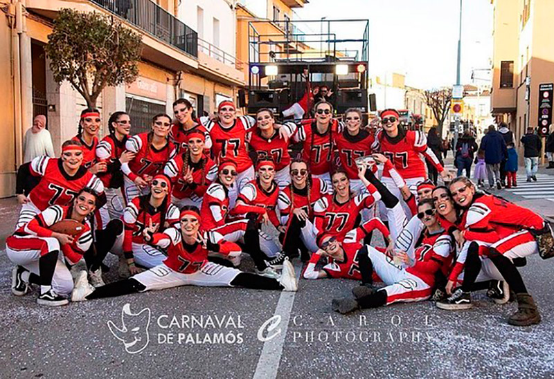 La colla de Les Folloneres, durant la rua de l'any passat. (Foto: Carol Photography).