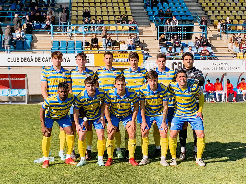 L'onze inicial del Palamós en el partit jugat avui davant el líder, L'Escala. (Foto: Palamós CF).